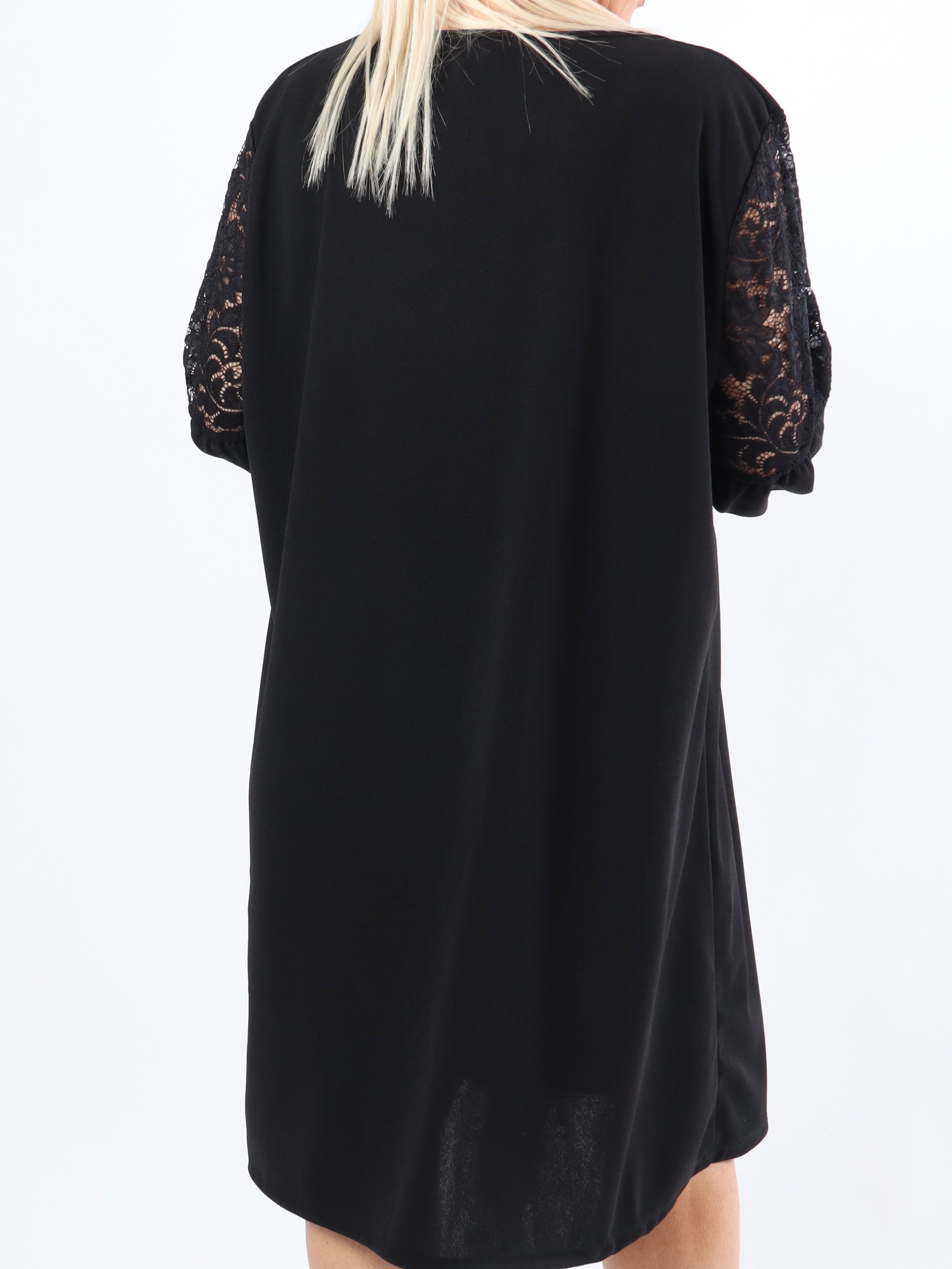 Cenobia - Feminin plus size kjole med blonde og ballonærmer